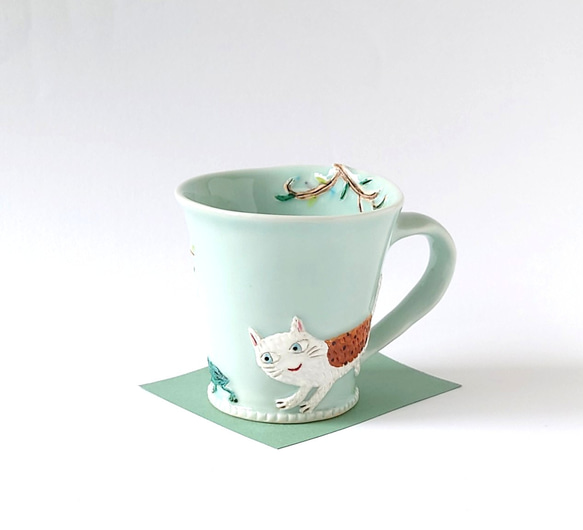 　ネコさんとカエルさんの追いかけっこ・・？　　ゆっくりティータイム（ネコとカエルとフクロウ）マグカップ　磁器 1枚目の画像