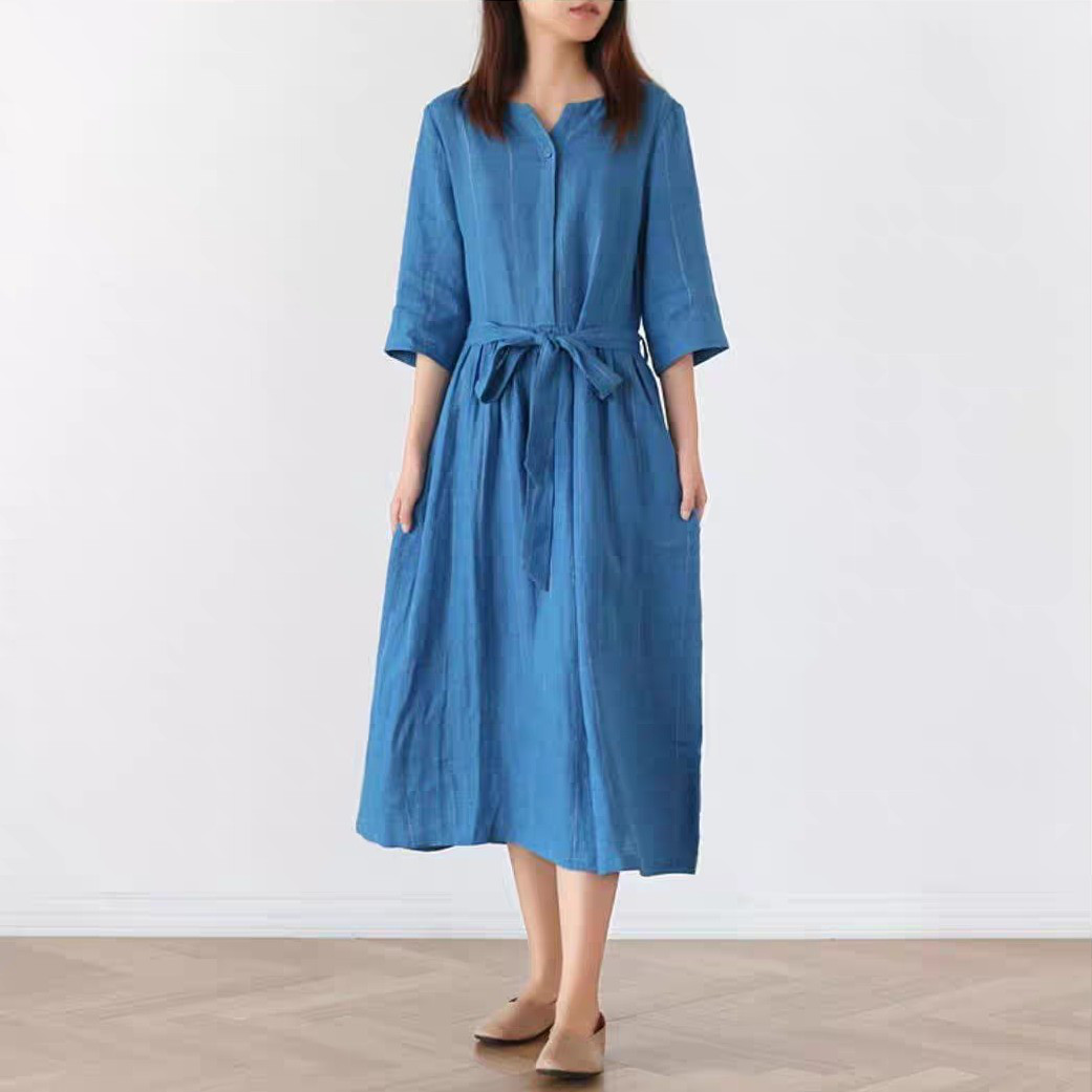 デニム風に見えて軽い着心地のブルーリネン♪5分袖キーネックワンピース