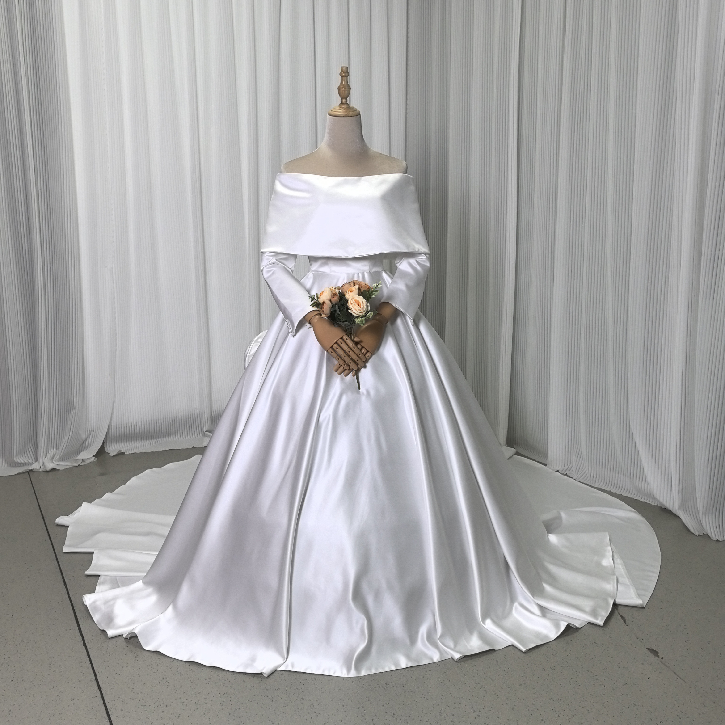 送料無料！ウエディングドレス オフショルダー 長袖 デザイン感 光沢サテン オフホワイト クラシカル 大人っぽい