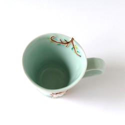 イヌさんとネコさん、道でバッタリ会う。　ゆっくりティータイム（イヌとネコと小鳥）マグカップ　磁器 6枚目の画像