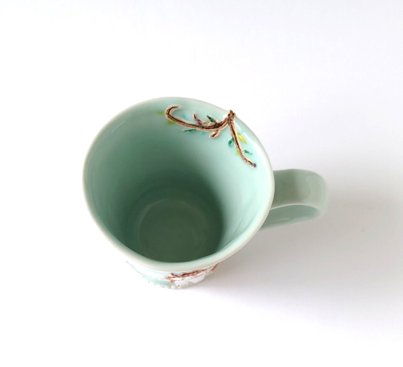 イヌさんとネコさん、道でバッタリ会う。　ゆっくりティータイム（イヌとネコと小鳥）マグカップ　磁器 6枚目の画像