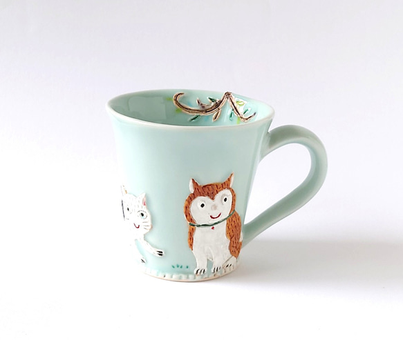 イヌさんとネコさん、道でバッタリ会う。　ゆっくりティータイム（イヌとネコと小鳥）マグカップ　磁器 2枚目の画像
