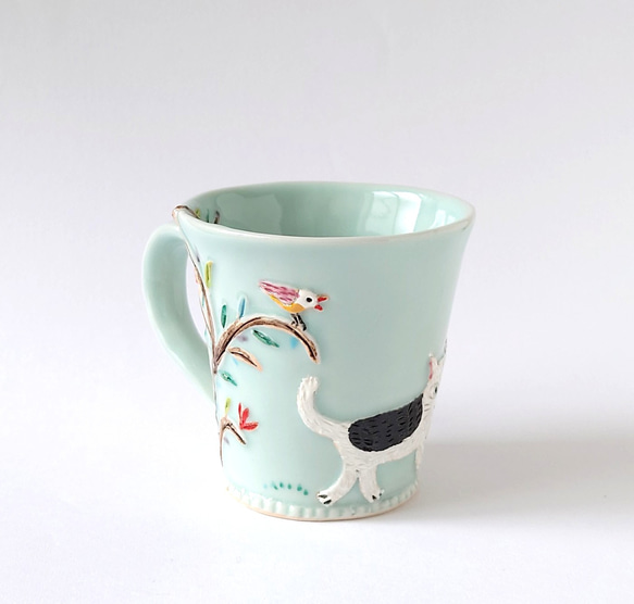 イヌさんとネコさん、道でバッタリ会う。　ゆっくりティータイム（イヌとネコと小鳥）マグカップ　磁器 4枚目の画像