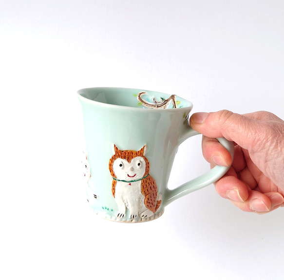 イヌさんとネコさん、道でバッタリ会う。　ゆっくりティータイム（イヌとネコと小鳥）マグカップ　磁器 8枚目の画像