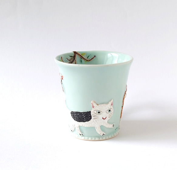 イヌさんとネコさん、道でバッタリ会う。　ゆっくりティータイム（イヌとネコと小鳥）マグカップ　磁器 3枚目の画像