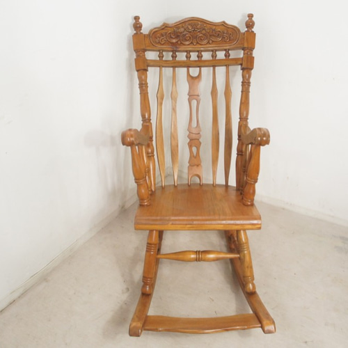 ロッキングチェア　洋風 木製　ヴィンテージ　アンティーク　木彫り ゆったり座れる アンティーク調 ロッキングチェア 高級 マホガニー総