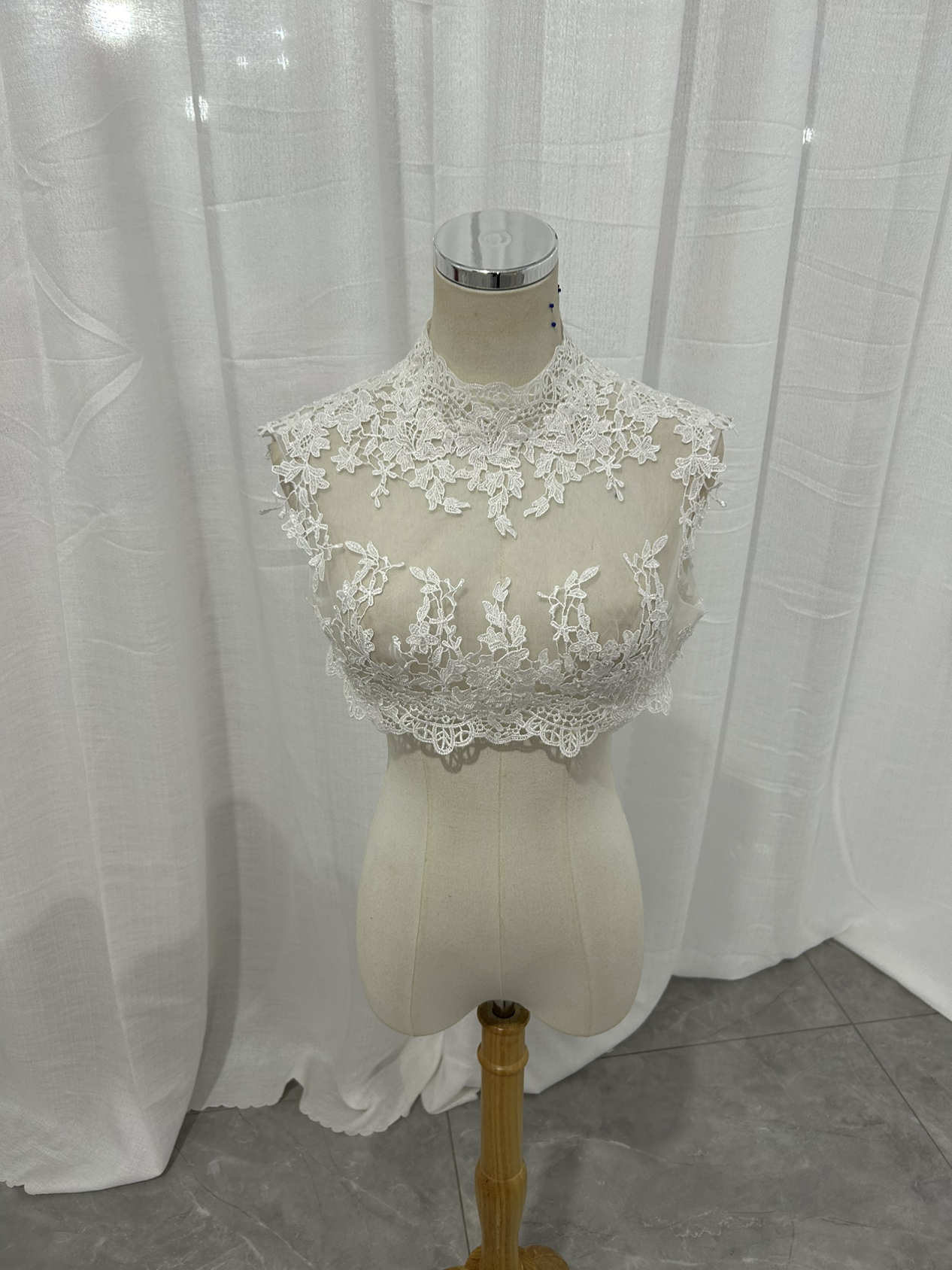 可憐な花刺繍のトップス ボレロ 上品レース ノースリーブ くるみボタン 結婚式