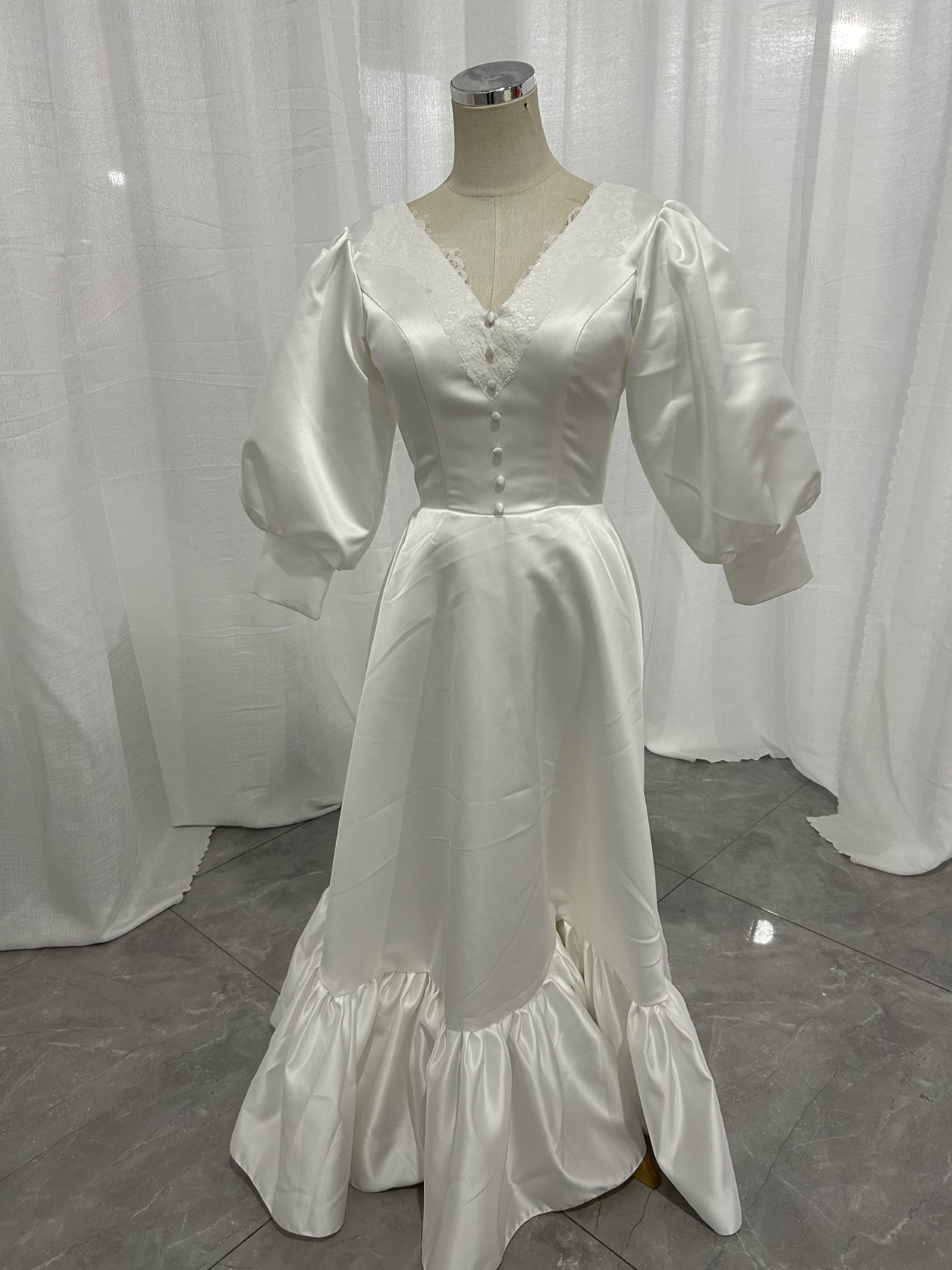 美品！Vネック   七分袖丈    オフホワイト  ウエディングドレス  前撮り結婚式 2次会
