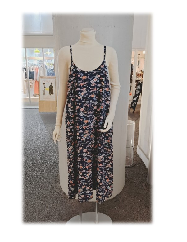 402　１点物　キャミソールワンピース　ジャンパースカート　紺色系　着丈123ｃｍ　オールシーズン　正絹着物地　小花柄