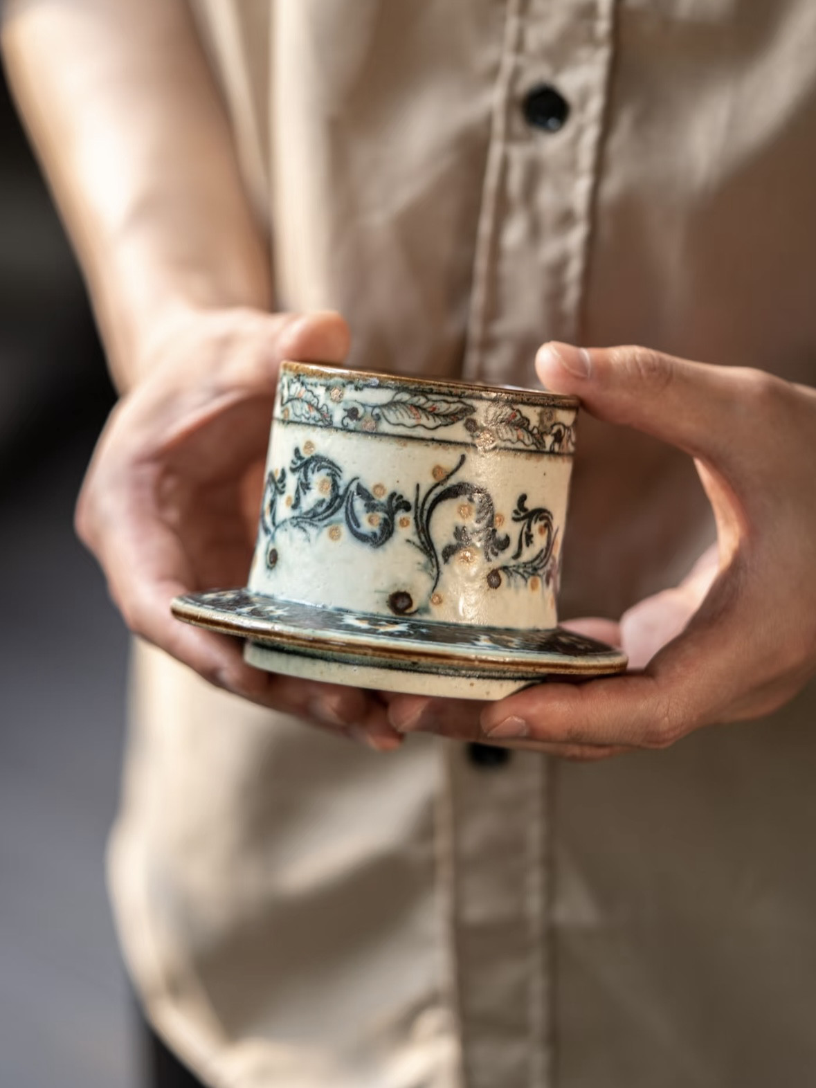 詩瓷集の新作・中国唐風青花磁器手作コーヒー器具「ケーキドリッパー（巻草・唐草文様）」景徳鎮製
