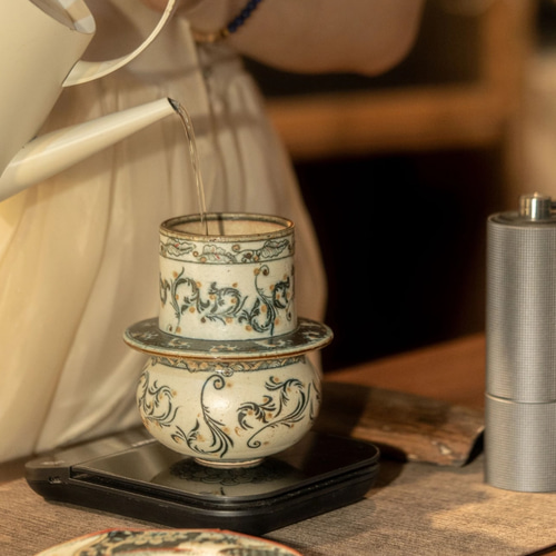 詩瓷集の新作・中国唐風青花磁器手作コーヒー器具「ケーキドリッパー