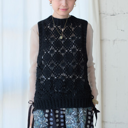 冬日→春日氣息，鏤空蕾絲點綴♡ 手工編織棉質鉤針背心（25s-04）黑色 ver.2 第2張的照片