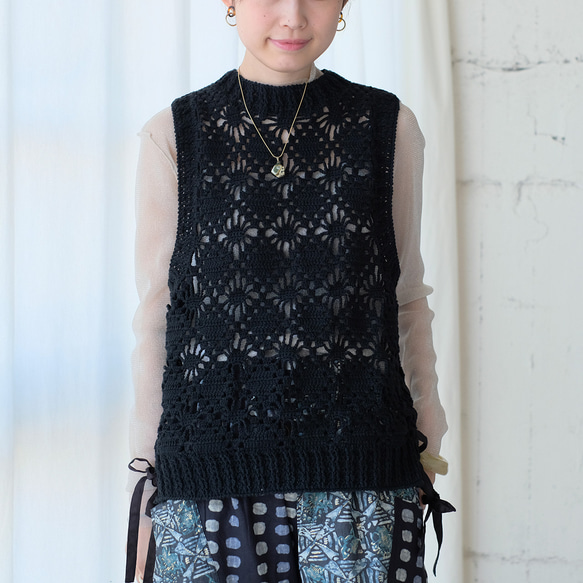 冬日→春日氣息，鏤空蕾絲點綴♡ 手工編織棉質鉤針背心（25s-04）黑色 ver.2 第2張的照片