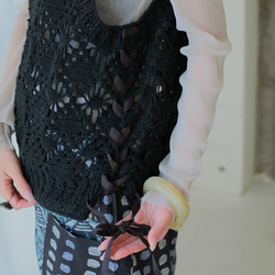 冬日→春日氣息，鏤空蕾絲點綴♡ 手工編織棉質鉤針背心（25s-04）黑色 ver.2 第18張的照片