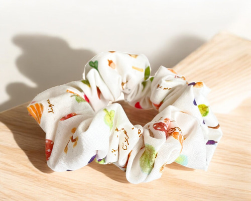 淡い手書き風イラストが優しい雰囲気に。シュシュ【ポイント消化にも