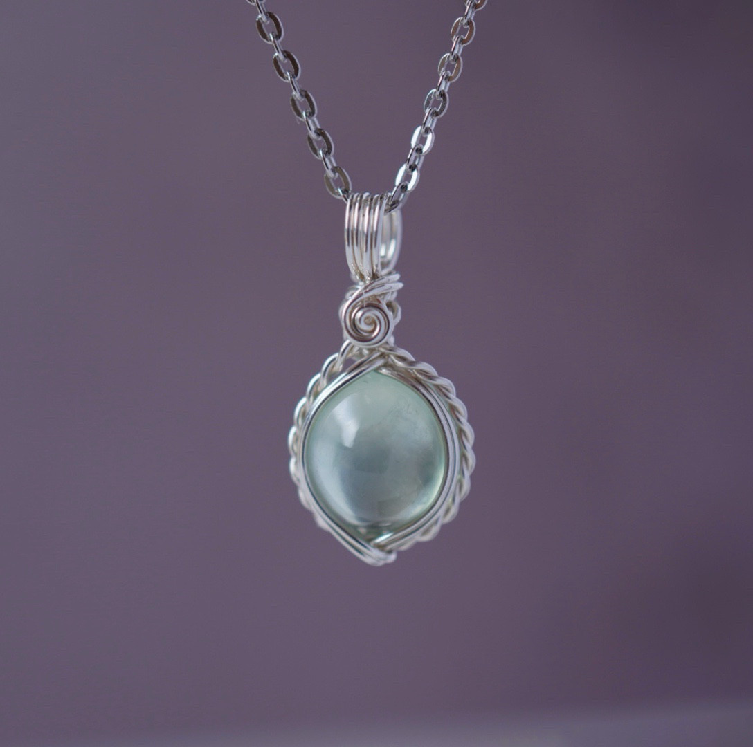 日常に馴染むシンプルデザイン 本物志向の天然石ネックレスプレナイトのペンダントトップ