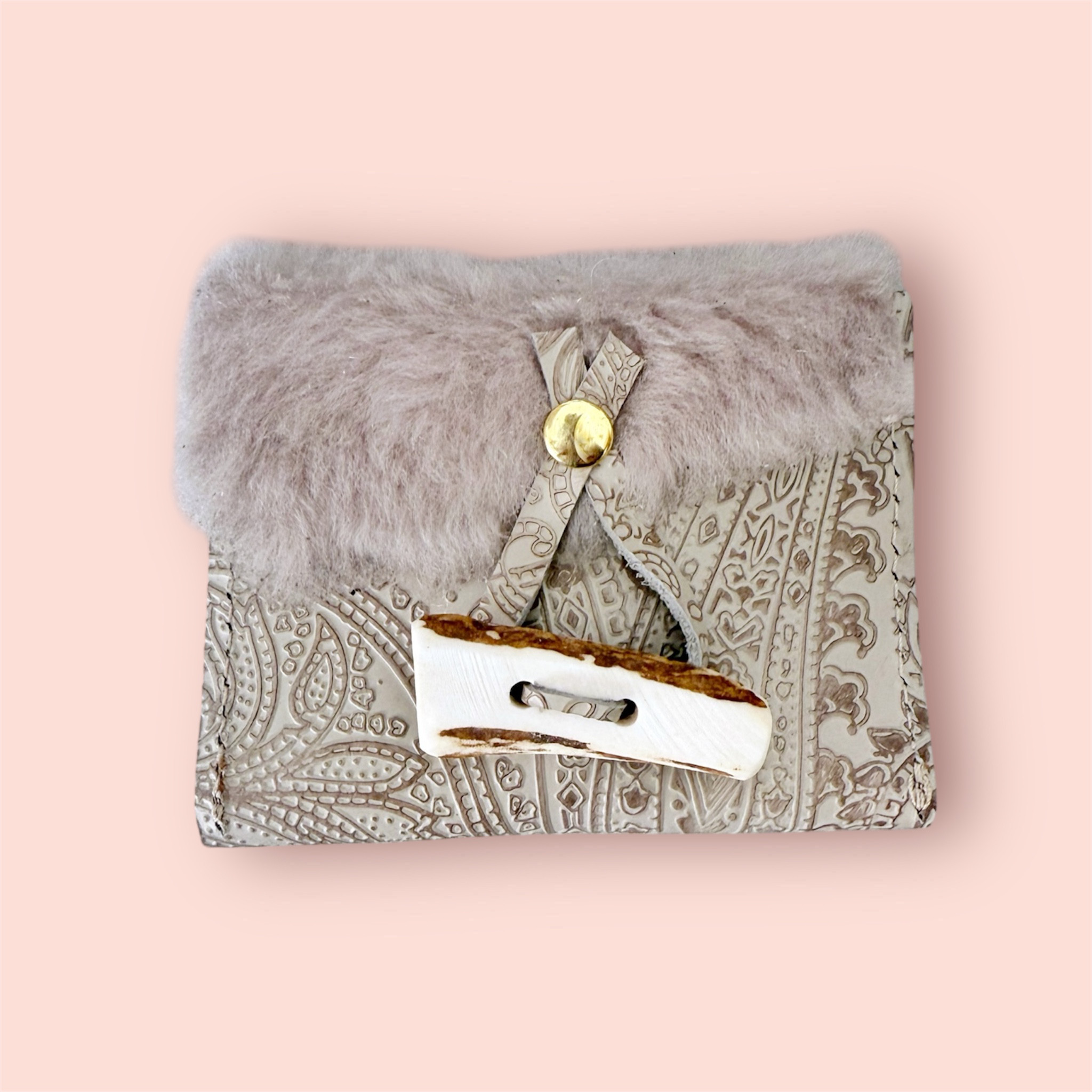 小物入れ アクセサリー リップ 鍵 ムートン 本革 レザー ペイズリー グレージュ 鹿角付き