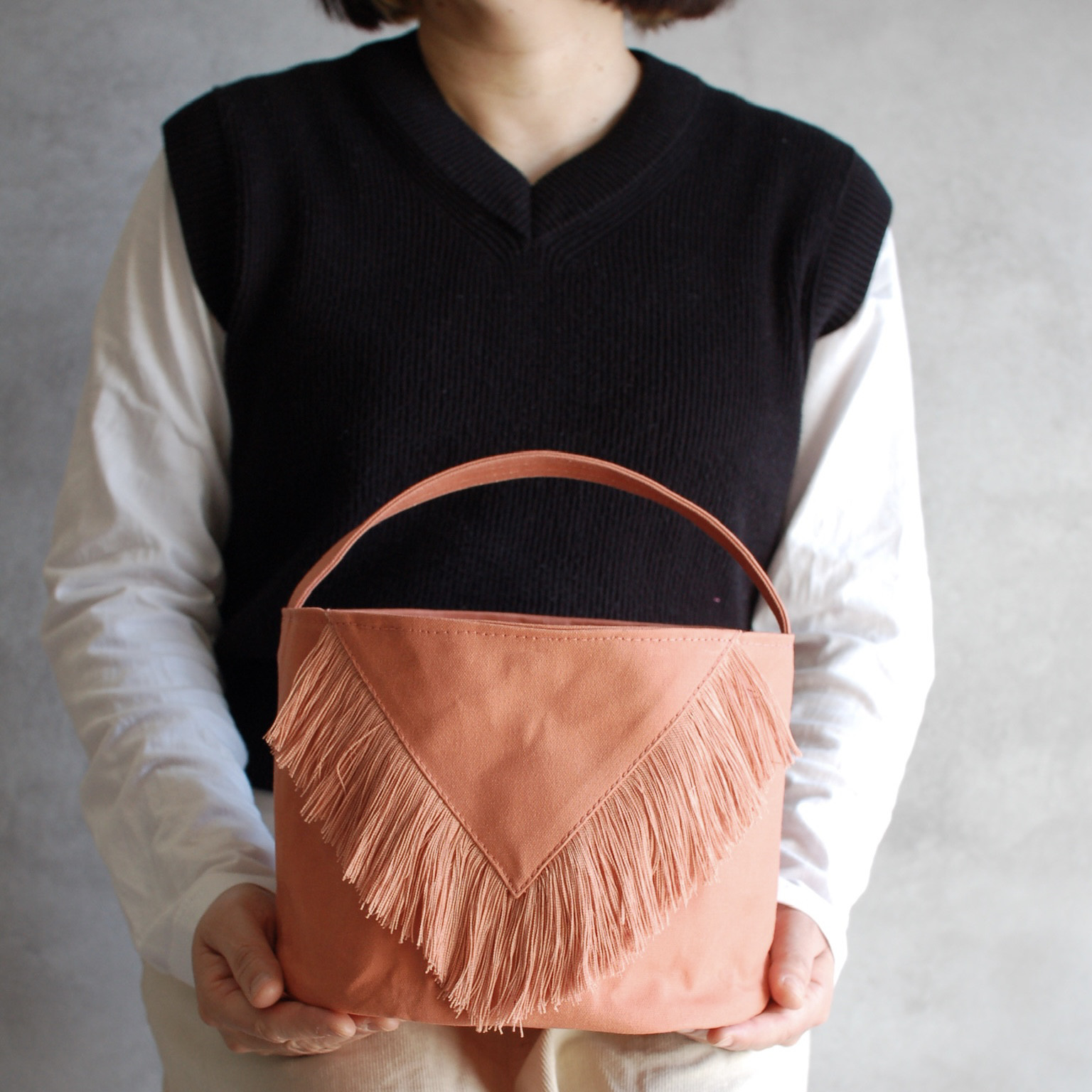 テラコッタピンクのVeeフリンジミニマルバッグ