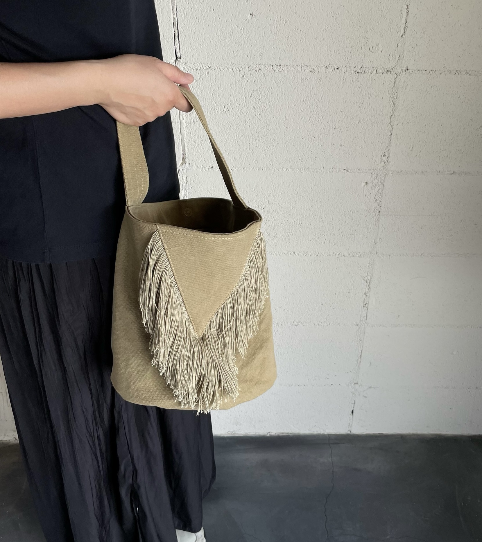 カフェラテカラーのVeeフリンジバッグ
