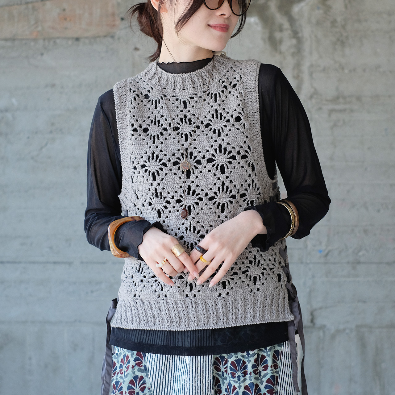 【予約販売】冬→春を感じる透かしレース♡手編みのコットンクロシェベスト（25s-04）グレーver2