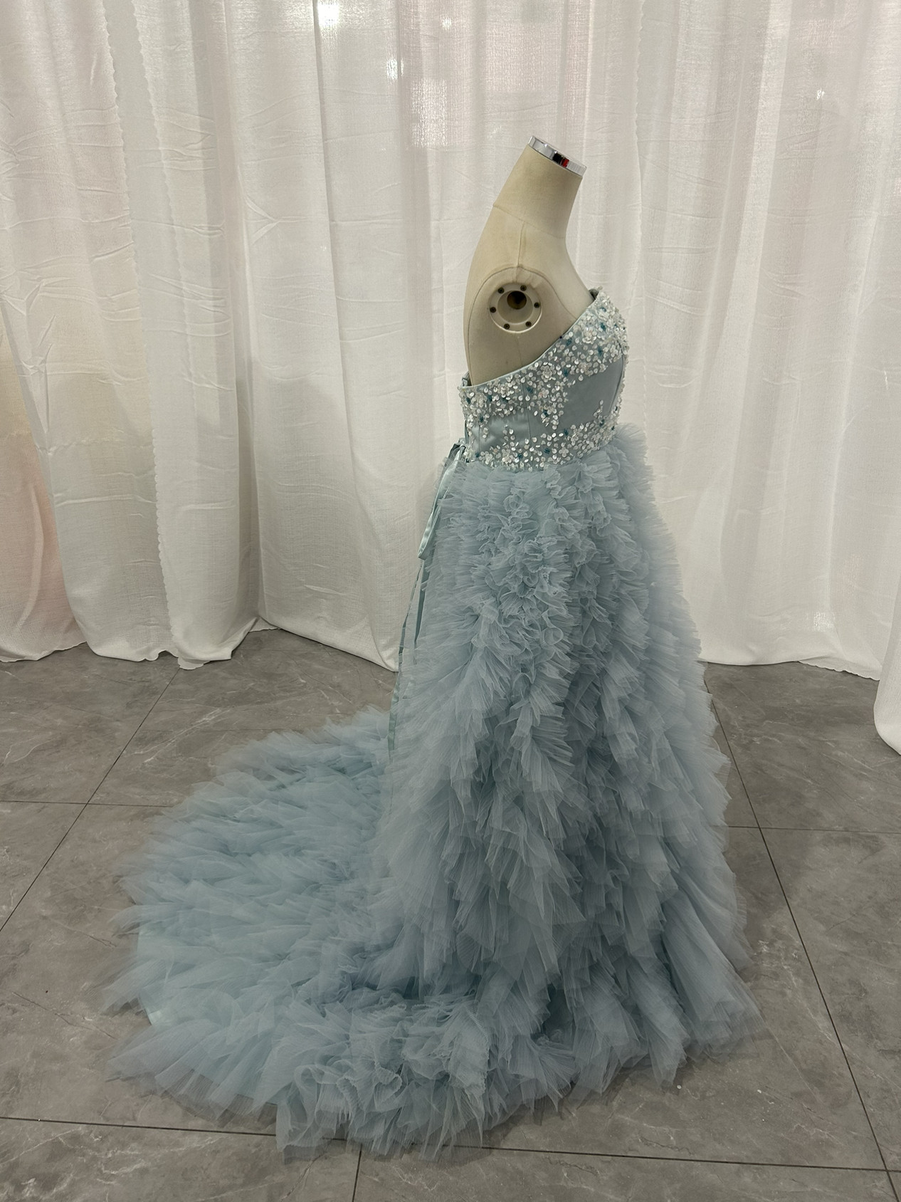 ブルーカラードレス 　もこもこチュール キラキラのハンドビーディング ふわふわ　ボリューム　前撮り　披露宴　二次会