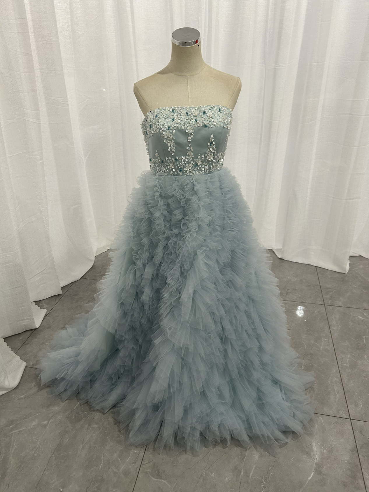 ブルーカラードレス 　もこもこチュール キラキラのハンドビーディング ふわふわ　ボリューム　前撮り　披露宴　二次会