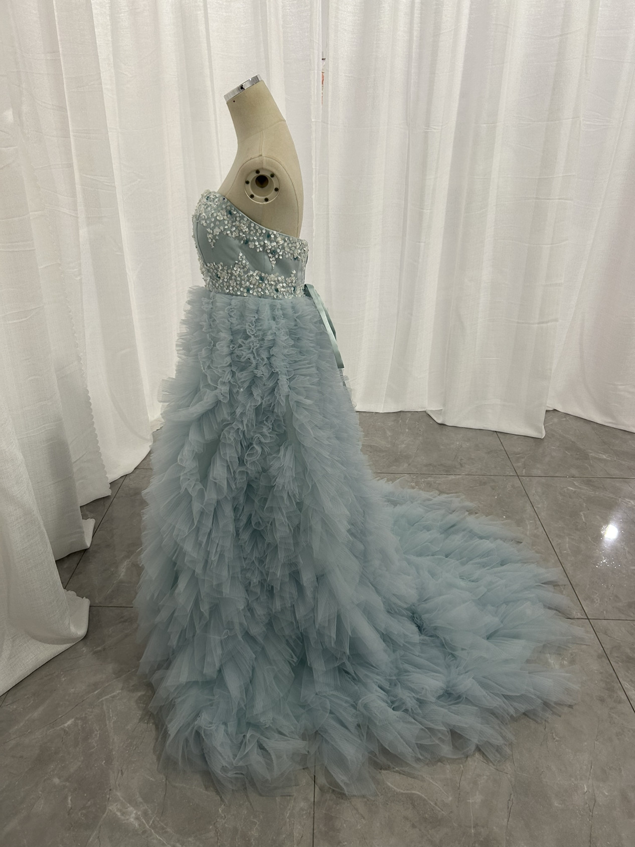 ブルーカラードレス 　もこもこチュール キラキラのハンドビーディング ふわふわ　ボリューム　前撮り　披露宴　二次会