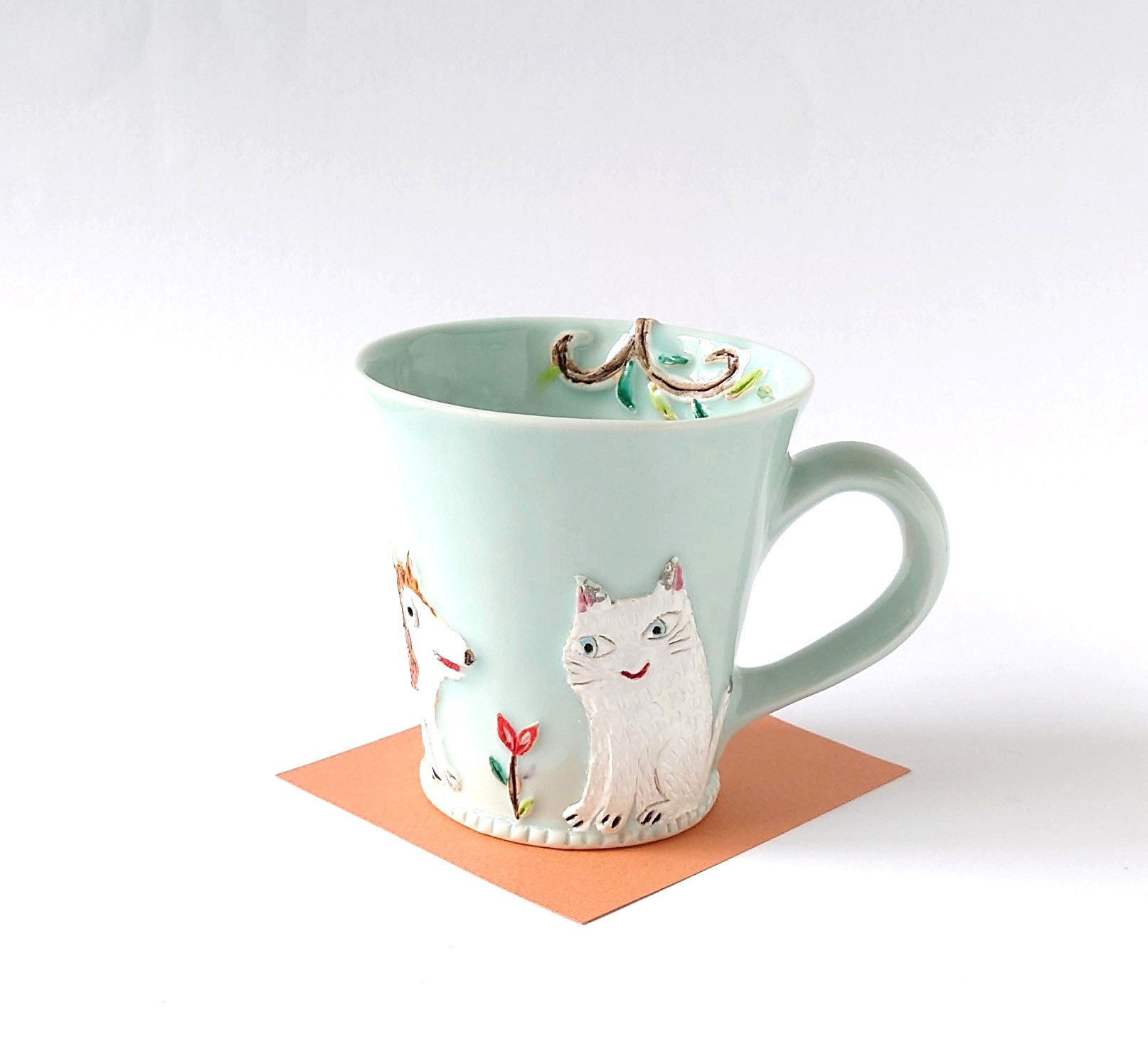 イヌさんとネコさんがおしゃべり　ゆっくりティータイム（イヌとネコ）マグカップ　磁器