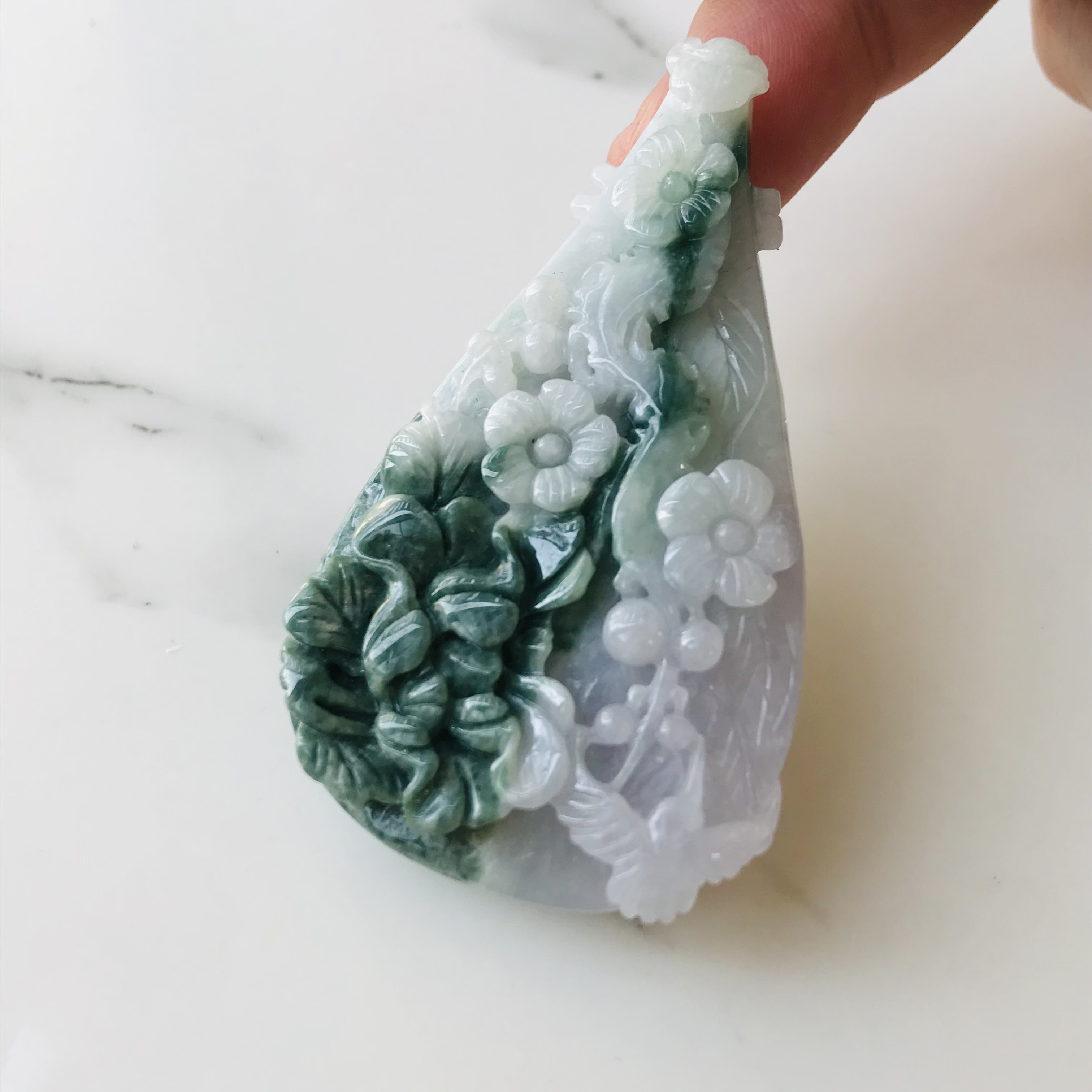 【P300-003】ジェイド　翡翠　ヒスイ　ペンダントトップ　ミャンマー産　彫刻　カービング　一点もの