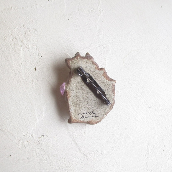 エゾリスと野花　陶土ブローチ 5枚目の画像