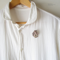 エゾリスと野花　陶土ブローチ 2枚目の画像