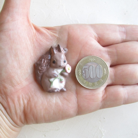 エゾリスと野花　陶土ブローチ 4枚目の画像