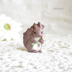 エゾリスと野花　陶土ブローチ 1枚目の画像