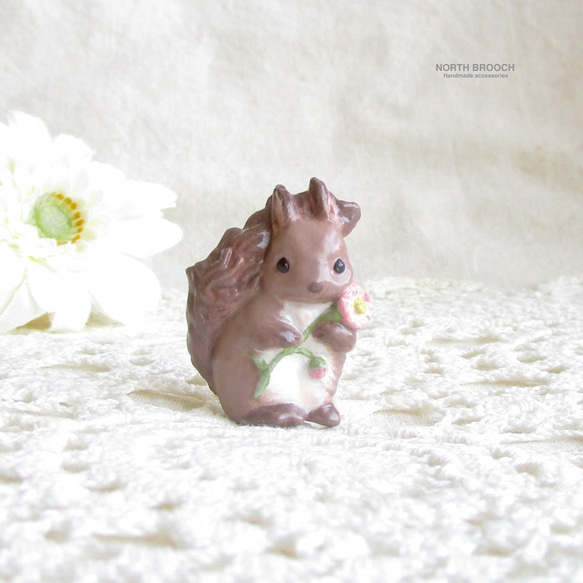エゾリスと野花　陶土ブローチ 1枚目の画像