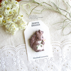 エゾリスと野花　陶土ブローチ 3枚目の画像