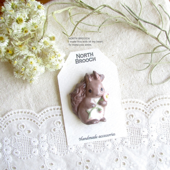 エゾリスと野花　陶土ブローチ 3枚目の画像