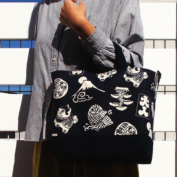 たかまさ縁起物柄ショルダーバッグハンドメイド 和柄横長トートバッグ 縁起物 招き猫 だるま A4サイズ入ります マチ