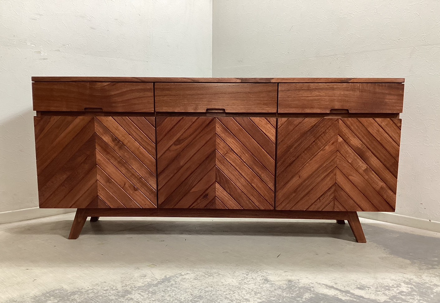 【期間限定10％OFF!!】北欧風 無垢材 ヘリンボーン リビング キャビネット 幅150cm【マホガニー】cab288