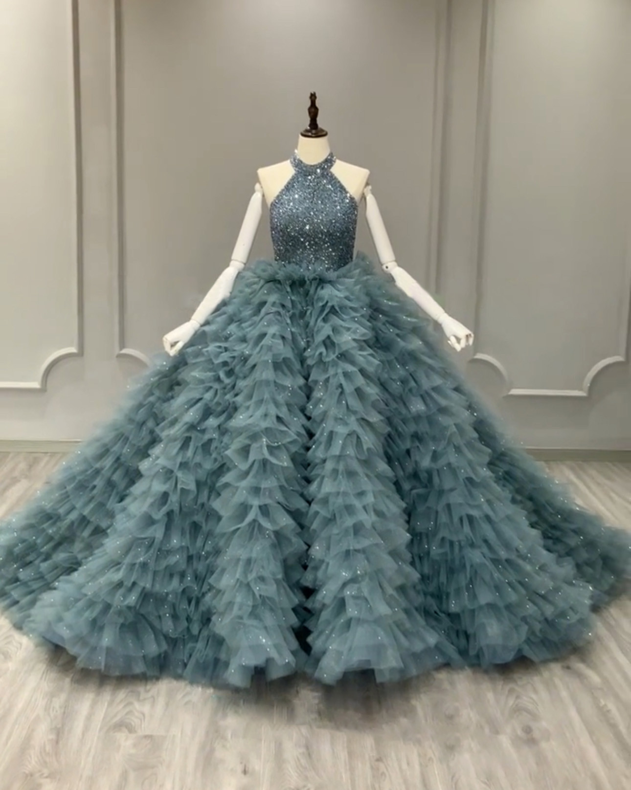 抜群のおしゃれ見え　目立つ　カラードレスギャザー　ホルターネック　ブルー　背中空き　キラキラ　スパコール　上品ブライダル