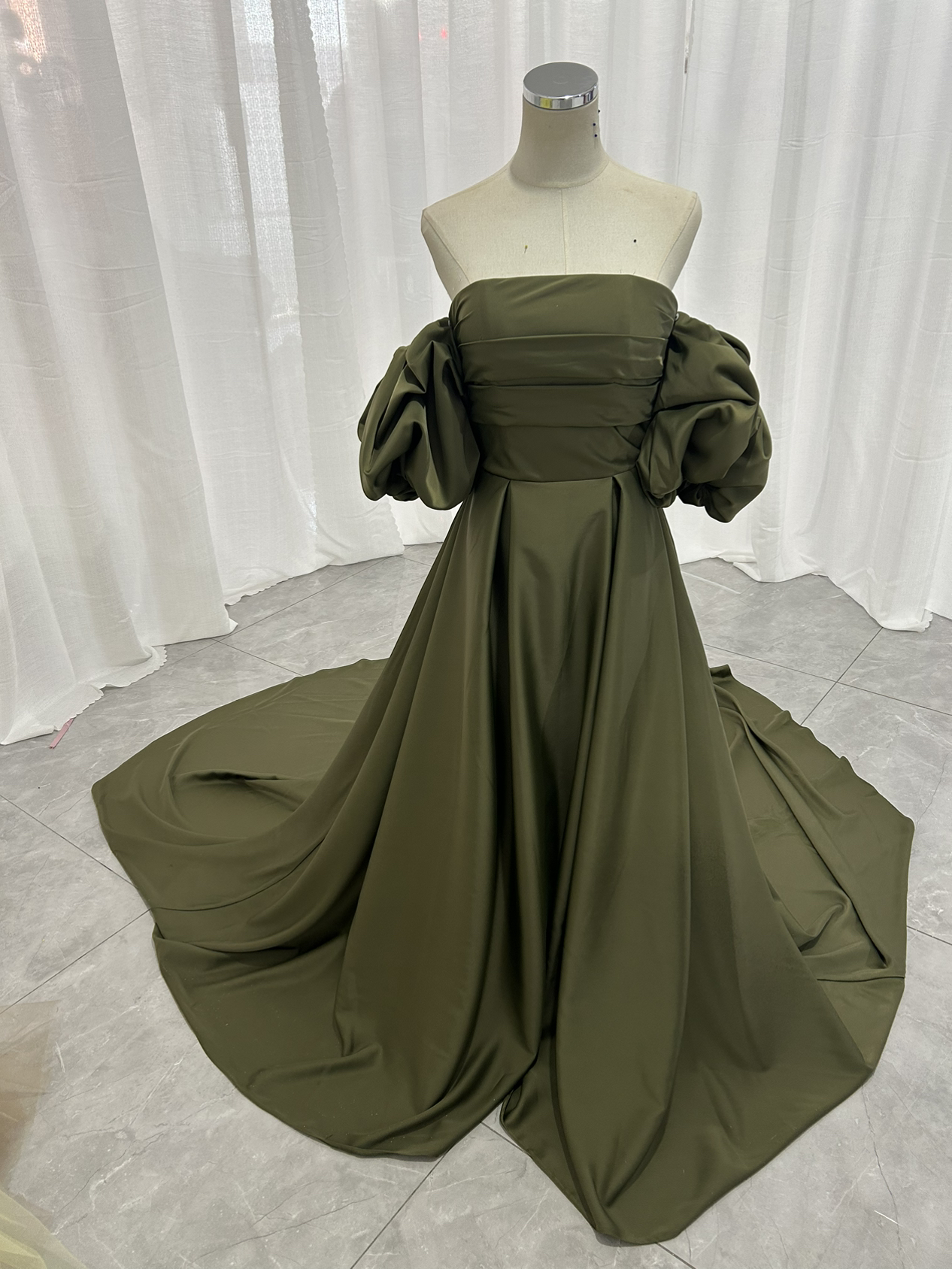 カラードレス グリーン ベアトップ パフスリーブ ロングトレーン クラシカル 前撮り