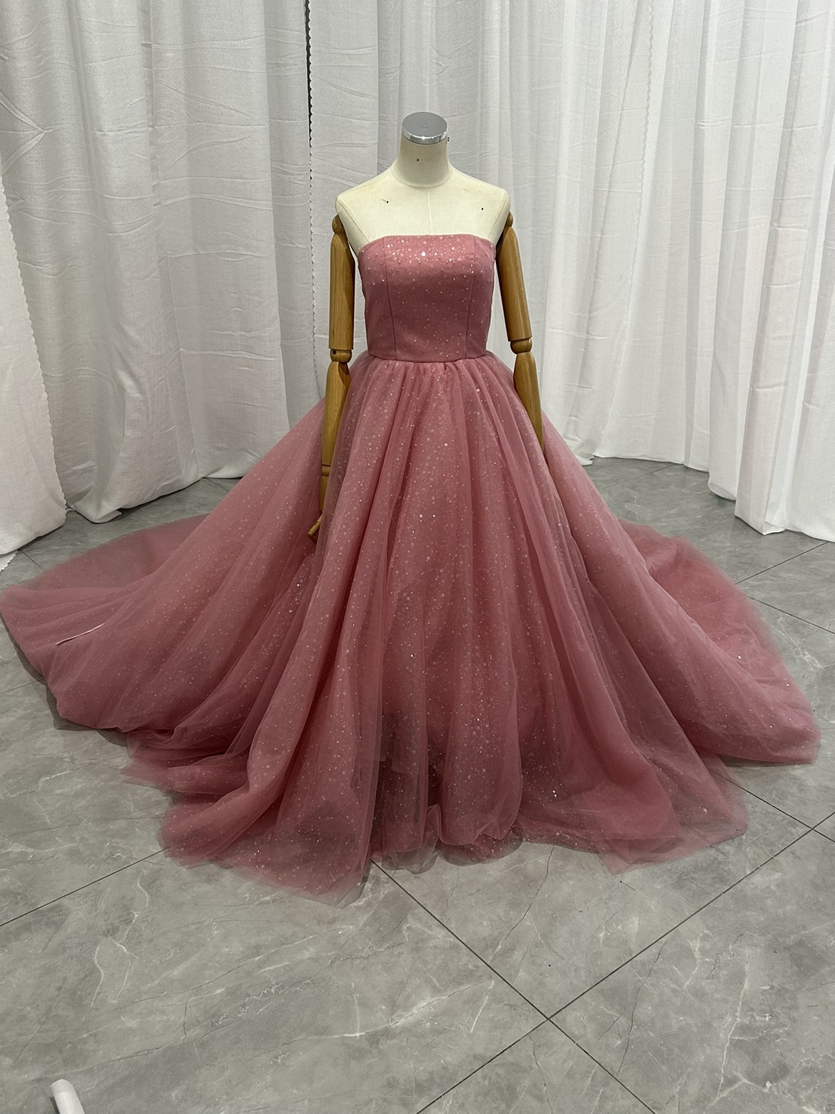 カラードレス ローズピンク ベアトップ キラキラのハンドビーディング 華やか 花嫁 前撮り