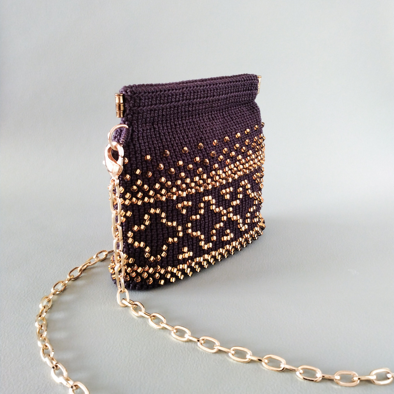 お気に入りの場所へお出かけに ハニーゴールドのビーズが光を振りまく ビターなダークブラウンのマイクロミニバッグ