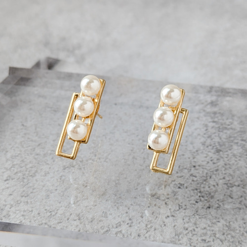 オフィスカジュアル | 三粒パールとゴールドフレーム （ピアス  