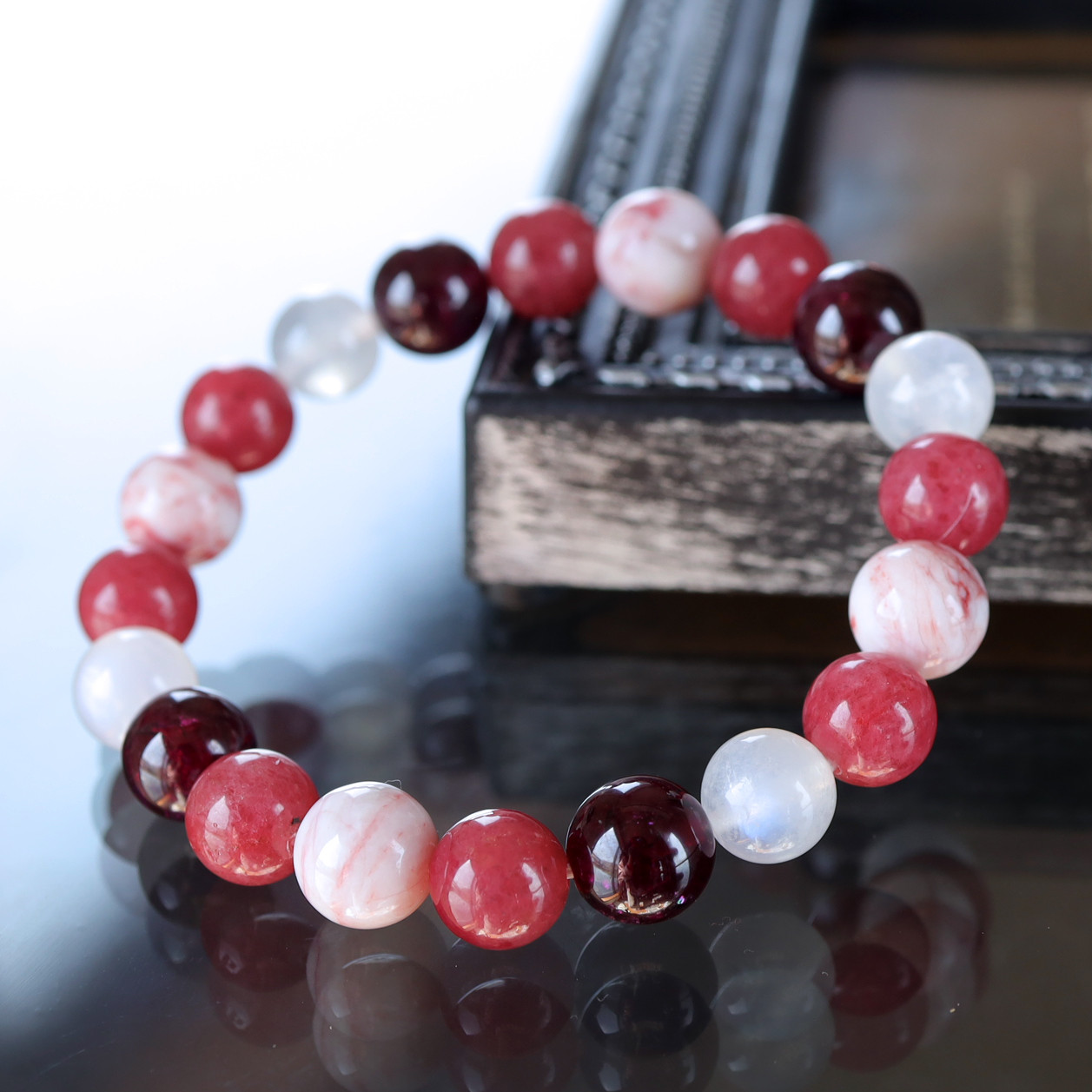 シナバー（辰砂）クォーツとガーネットとロードナイトとムーンストーンの 鮮やかなお色の 天然石 ブレスレット