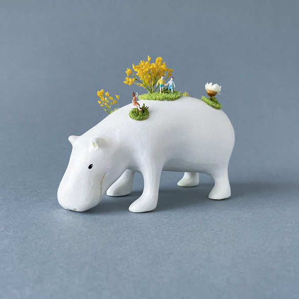 moss hippo（モスヒッポ）_カバの置物＜カバの上で暮らす：ミモザ.ver＞ 2枚目の画像