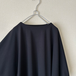 さらりとしたポンチニットのトップス　ブラック 7枚目の画像