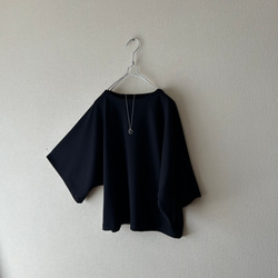 さらりとしたポンチニットのトップス　ブラック 4枚目の画像