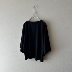 さらりとしたポンチニットのトップス　ブラック 3枚目の画像