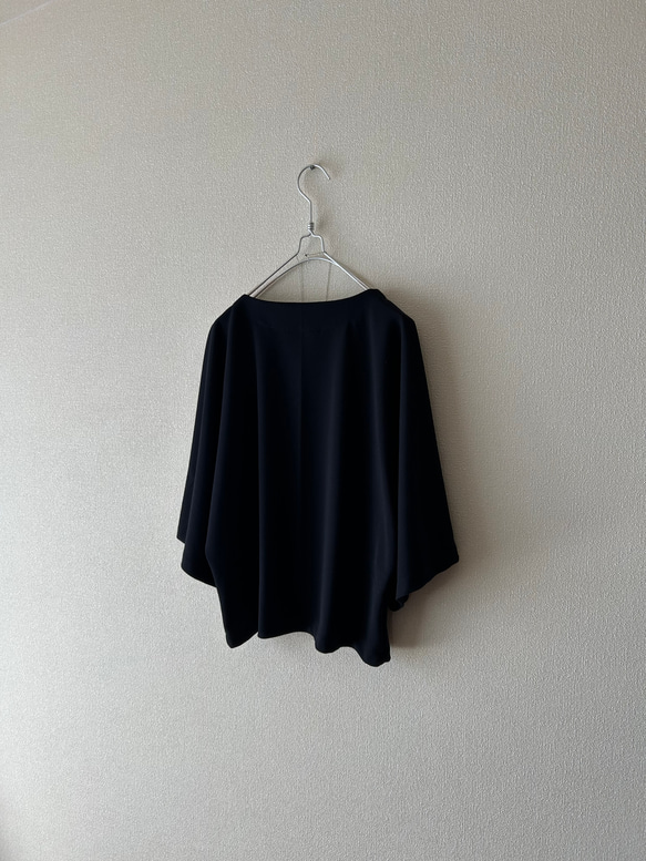 さらりとしたポンチニットのトップス　ブラック 3枚目の画像