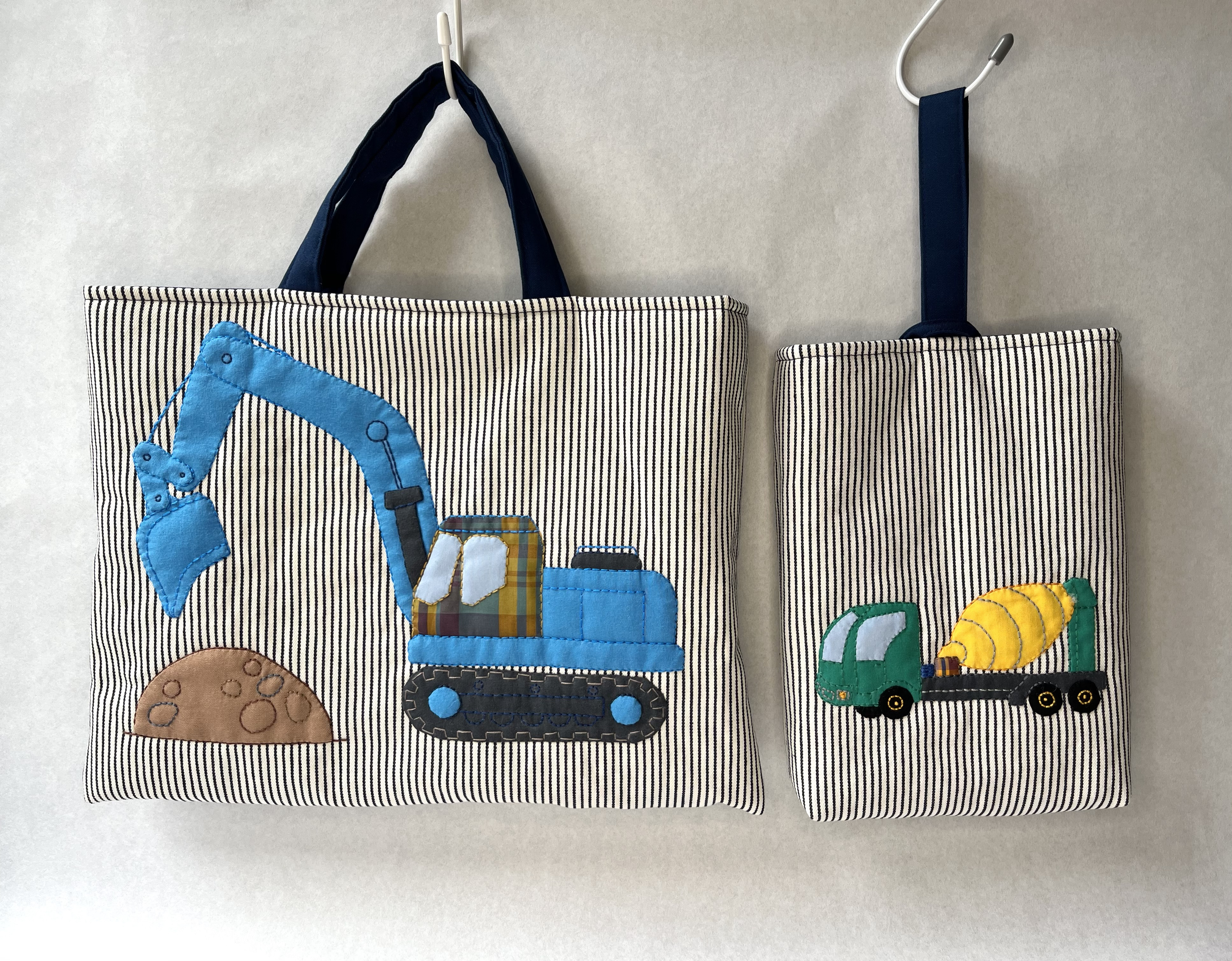 はたらく車シリーズ(油圧ショベルレッスンバッグ、ミキサー車シューズバッグのセット(キルト芯ありのタイプ)